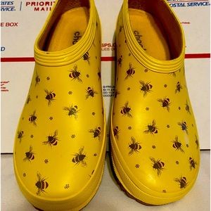 Crooks mule clogs , Woman’s Sz 6 preowned , great condition . Like new .